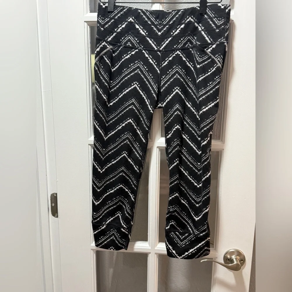 Athleta Zig Zag Relay Capri Black White Chevron Cropped Leggings - Picture 3 of 11